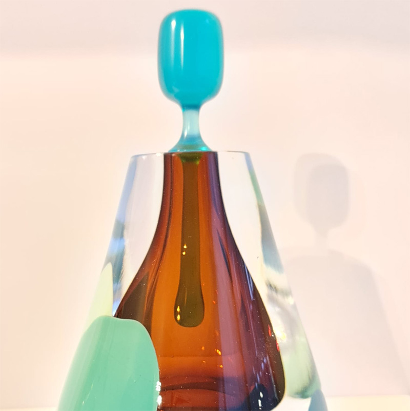 Sneakpeak van het glassculptuur Floating Dots Brown Green Blue door Dirry de Bruin