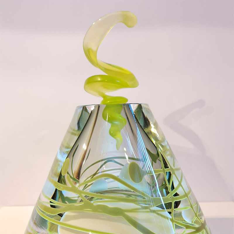 Sneakpeak van het glassculptuur Floating Dots Grey Green White door Dirry de Bruin