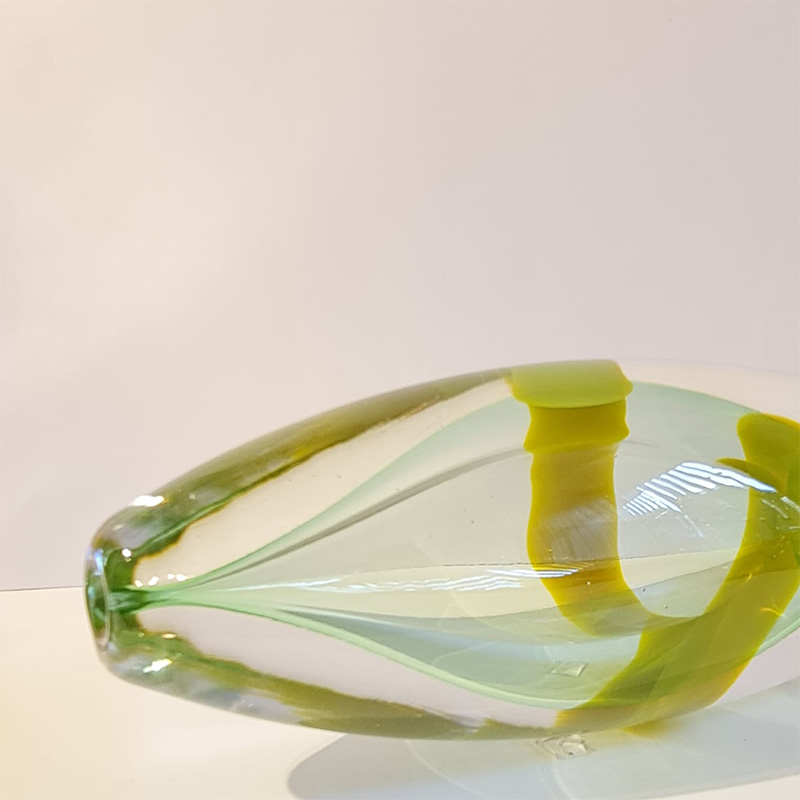 Sneakpeak van het glassculptuur Let talk about Amphoras Embrace green van Dirry de Bruin