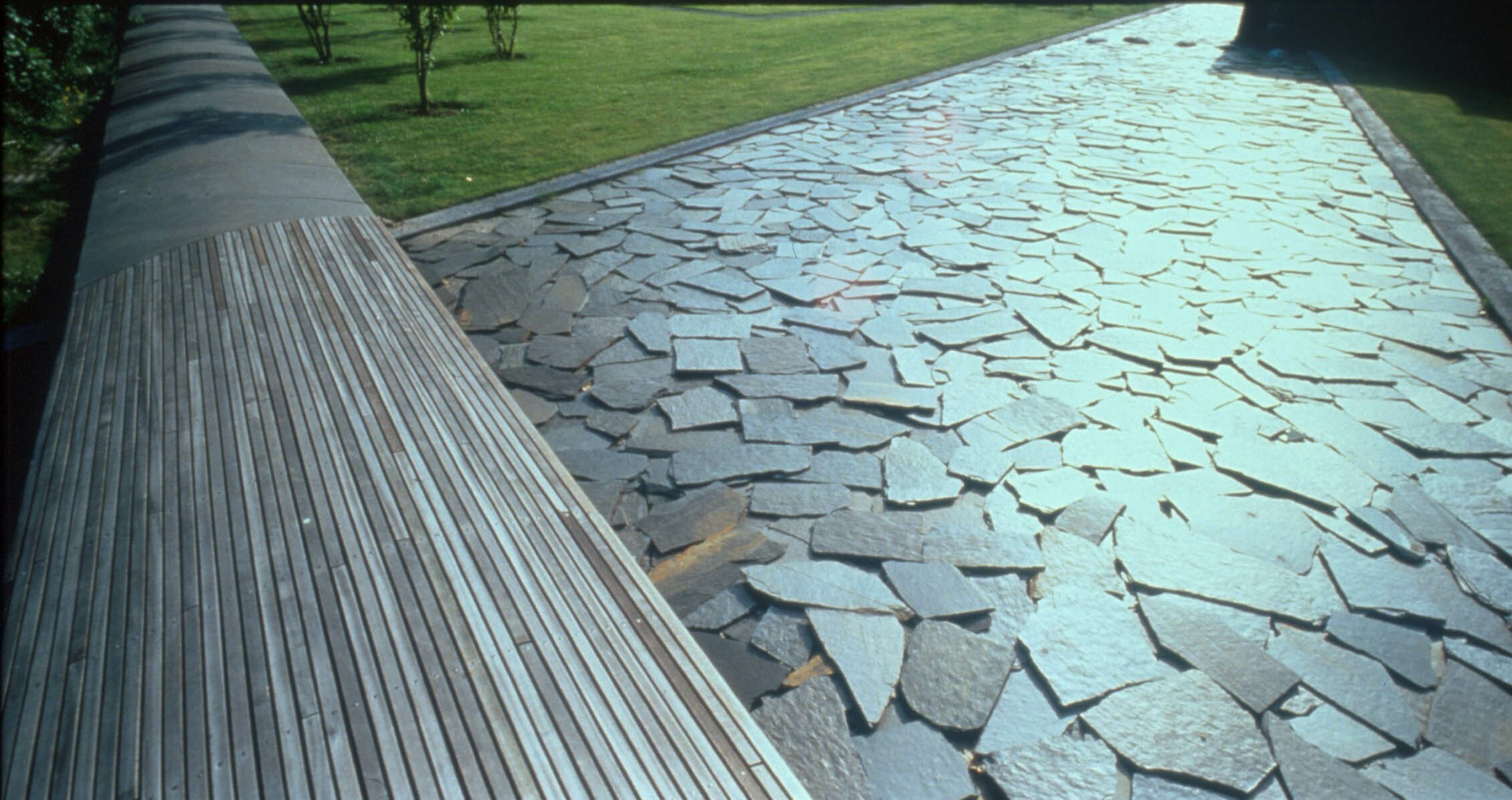Bol tegelpad van hout en beton door Dirry de Bruin