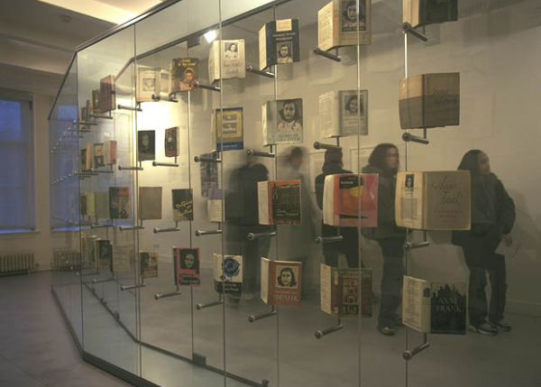 Tentoonstelling Anne Frank Huis Boekenkast uitgaven