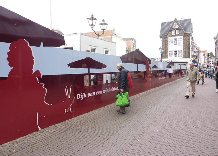 Buitententoonstelling Scheffersplein Dordrecht - Dijk van een winkelstraat