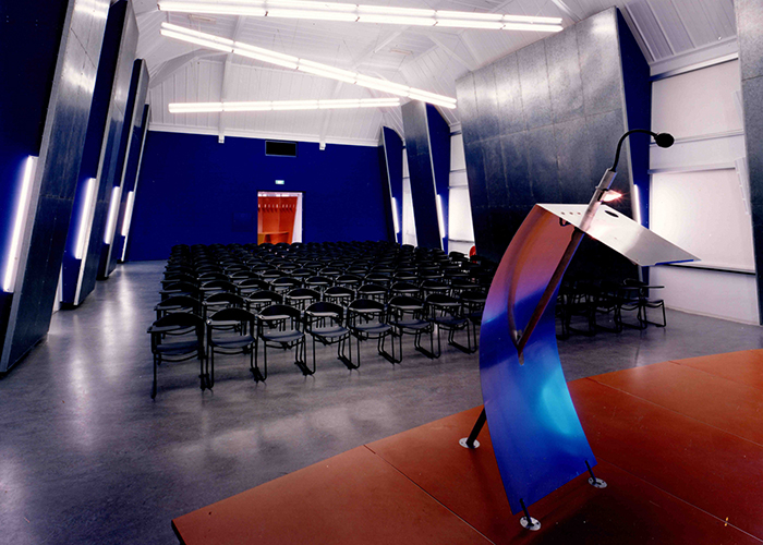 DirryOntwerpt voor Desiree van Dijk Auditorium AIVE Design Academie podium spreekgestoelte geluidswanden garderobe 1