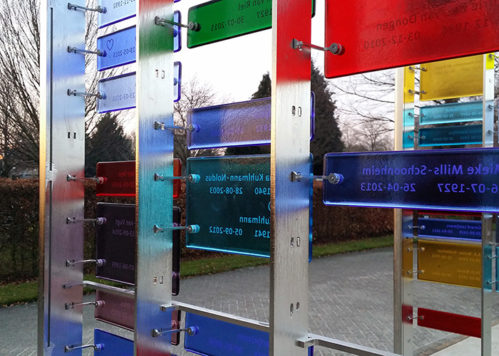 DirryOntwerpt voor DenkendAan Leijsenakkers Oosterhout herinneringsmonument glaspaneel console herdenken 15