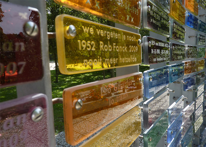 Herinneringsmonument detail glasgordijn ontworpen door Dirryontwerpt op begraafplaats crematorium Westgaarde