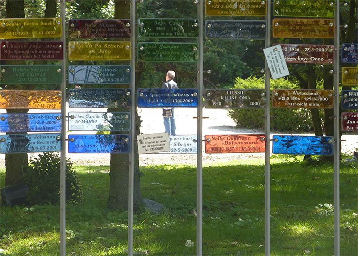 DirryOntwerpt voor DenkendAan herinneringsmonument herdenkingsmonument crematorium Westgaarde detail glasgordijn 3