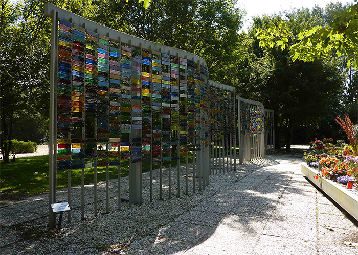 Herinneringsmonument glasgordijn ontworpen door Dirryontwerpt op begraafplaats crematorium Westgaarde
