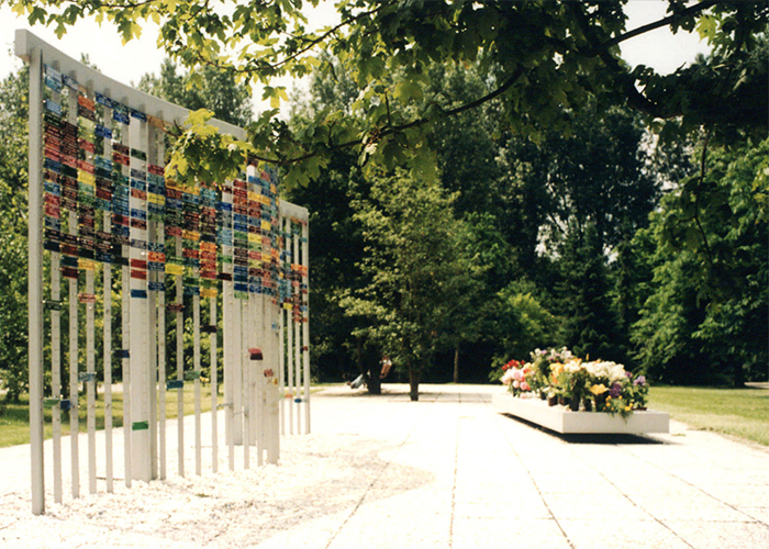 Herinneringsmonument bij strooiveld de Tulp ontworpen door Dirryontwerpt op begraafplaats crematorium Westgaarde