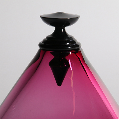 Dirry de Bruin Y-conische vazen Pinkblue met zwarte stolp detail