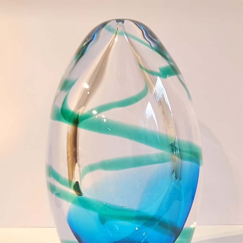Sneakpeak van het glassculptuur Let talk about Amphoras Embrace blue van Dirry de Bruin