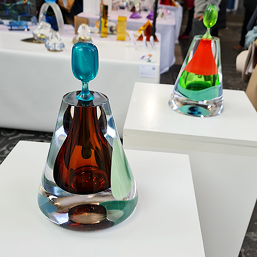 Dirry de Bruin Glassexpo Zutphen 2025 Stolpvaas Floating Dots Brown Green en Aurora Borealis Red/Green