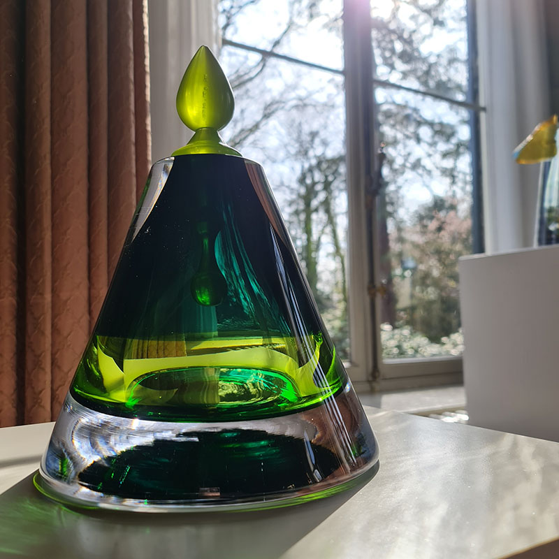 Dirry de Bruin KunstFair Kasteel Geldrop 2026 - Y-conische stolpvaas Aurora Borealis Green/Dark Green