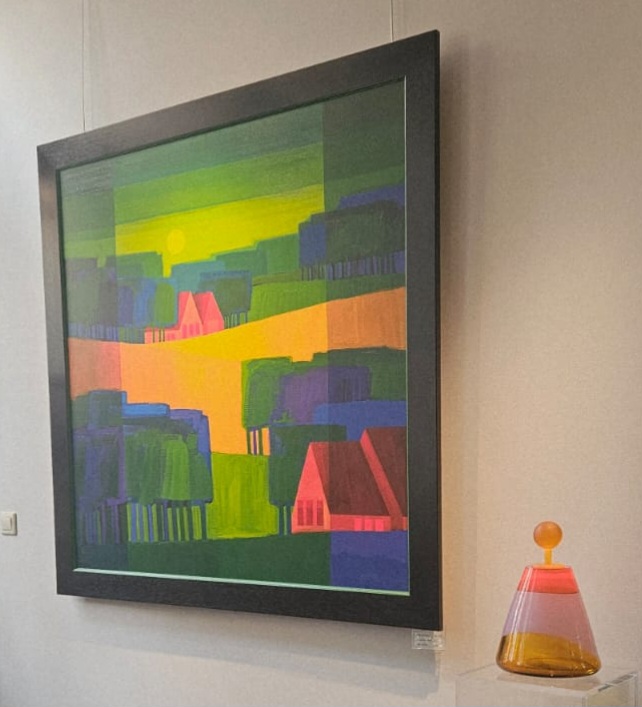 Dirry de Bruin expositie in Chez Moi Ton Schulten Galerie International: glassculptuur ADHK purple bij schilderij