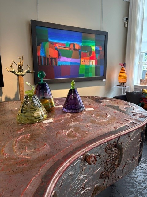 Dirry de Bruin expositie in Chez Moi Ton Schulten Galerie International: glassculpturen floating dots grey, purple rain, en ADHK purple
